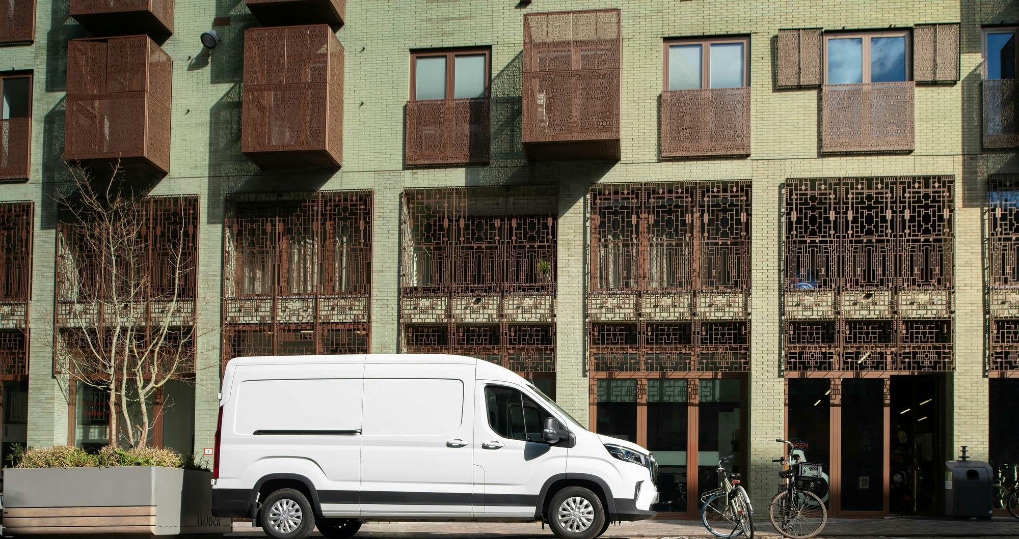 Maxus eDeliver9 PV Wit geparkeerd voor gebouw
