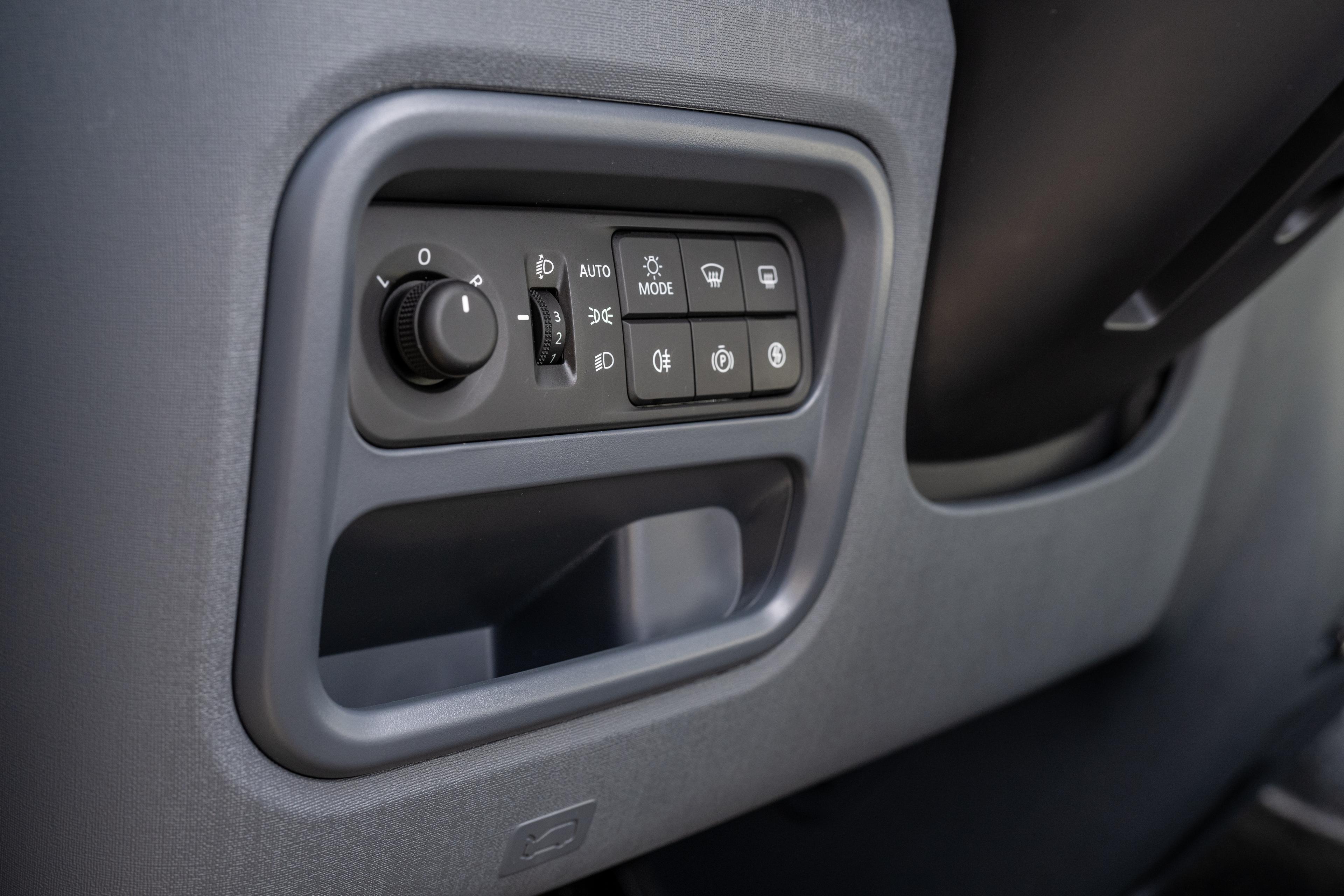 maxus-eDeliver5-interior-buttons