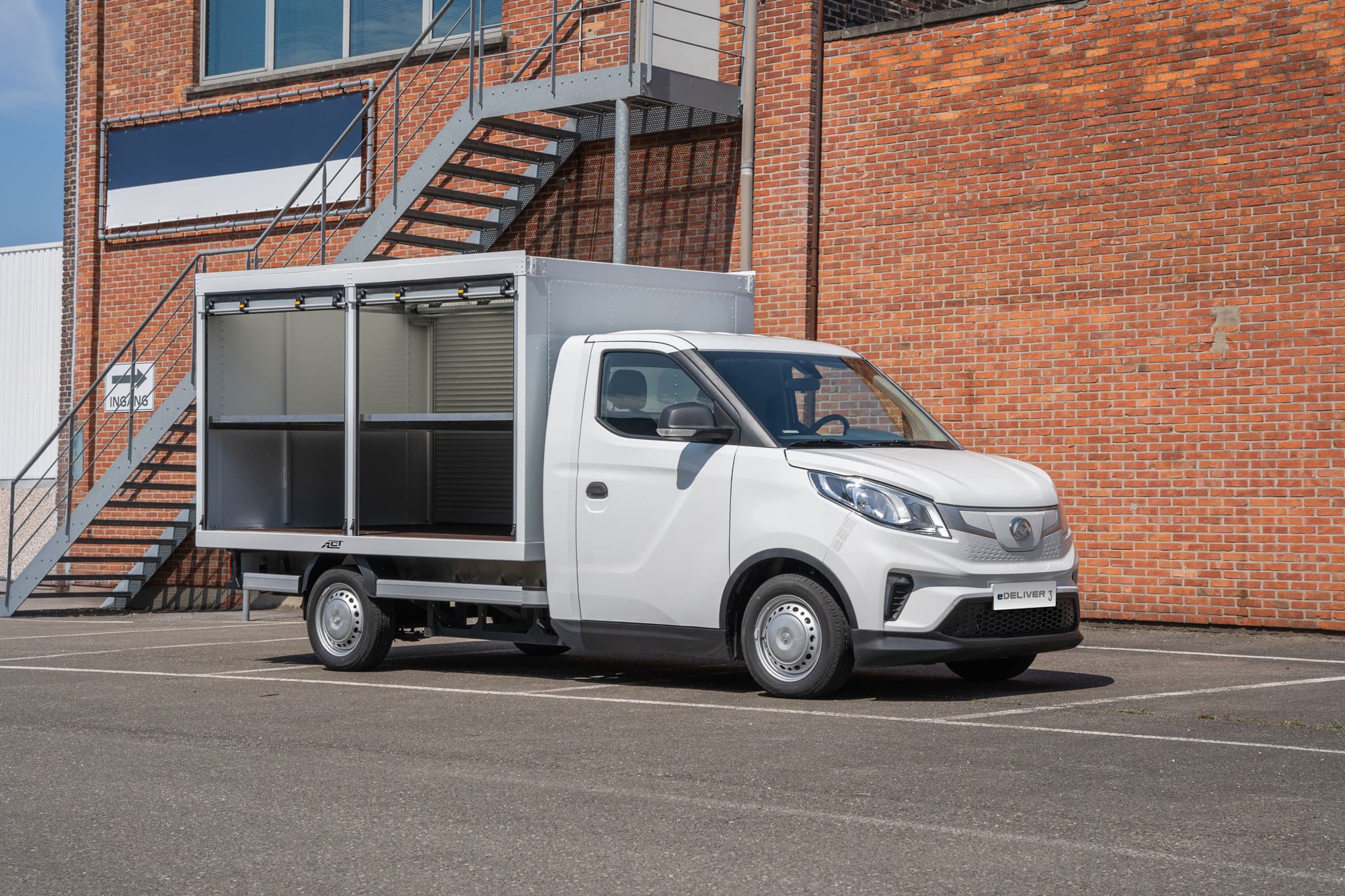 Maxus eDeliver3 Chassis Cabine Open Rolluikast voorzijaanzicht