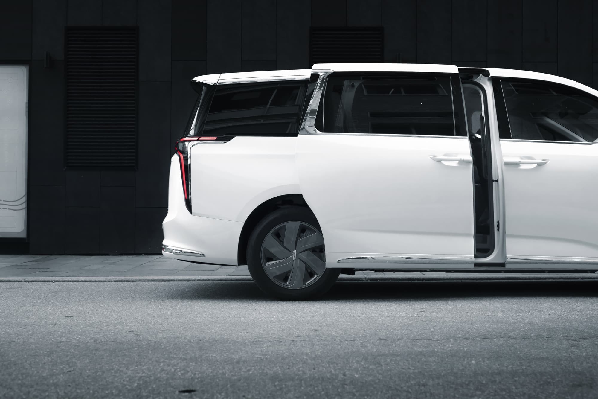 Maxus MIFA9  Wit zijaanzicht schuifdeur