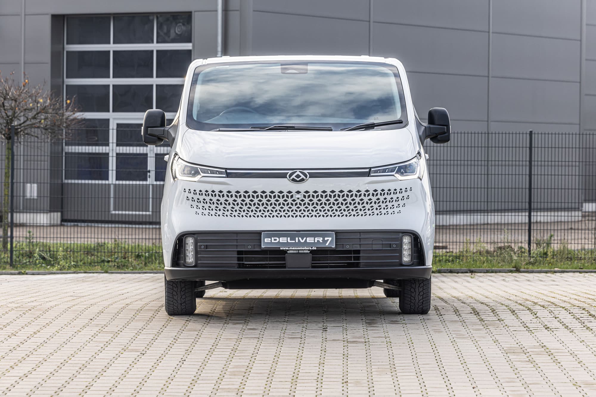 Maxus eDeliver7  Wit vooraanzicht parking