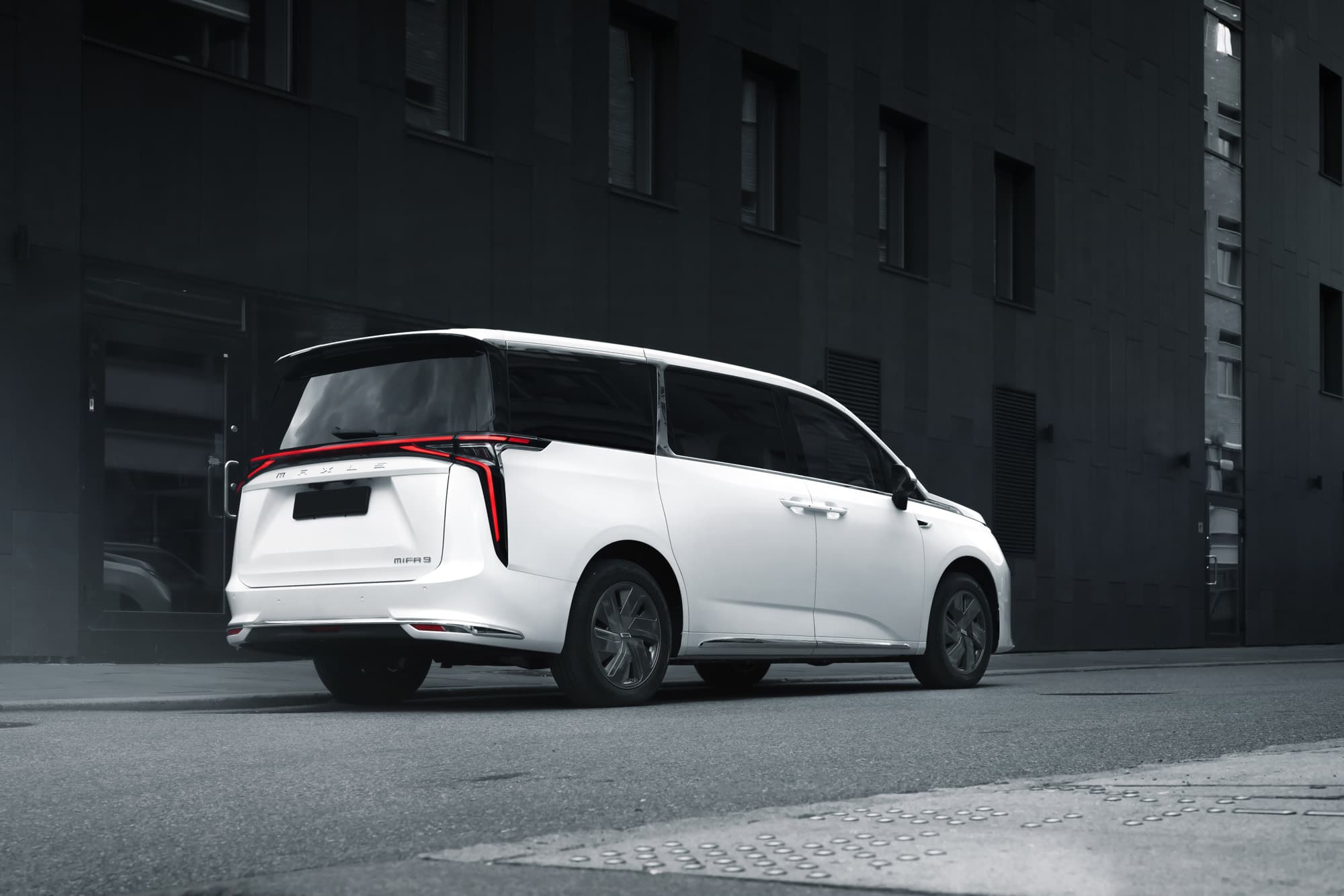 Maxus MIFA9  Wit schuin achteraanzicht