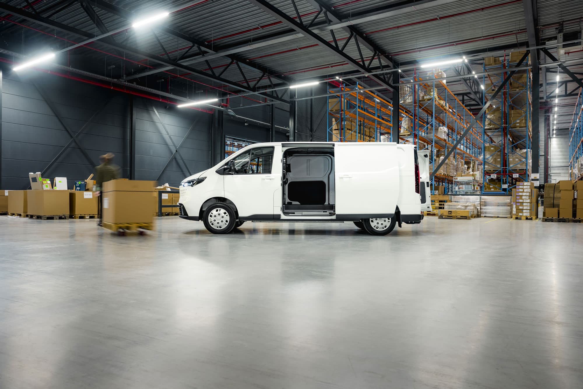 Maxus eDeliver7  Wit in magazijn open schuifdeur